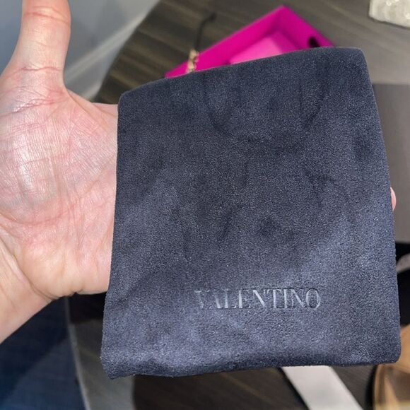 Valentino Sunglasses as seen on Kylie Jenner - Picture 13 of 13